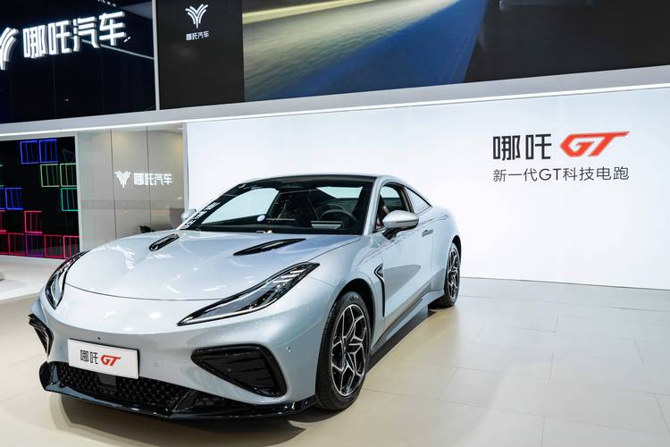 成都308哪吒汽车在智能汽车领域的表现，领途汽车在新能源汽车市场中的影响力